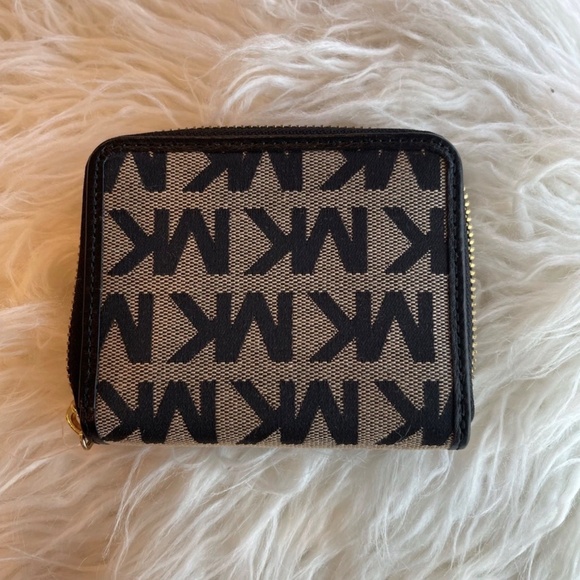 Brand new Micheal Kors wallet - Picture 2 of 6